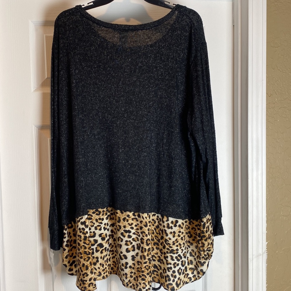 Moa Moa Women Sweater with Leopard Shirttail Plus - Picture 2 of 7